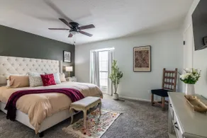 The Hearth & Thistle - King Bed/TownHome with Deck - Image 3