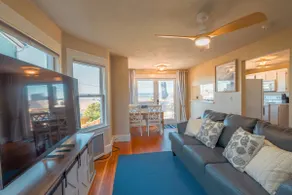 Bo's Old Tacoma Victorian - Main Floor Duplex Unit - Image 5