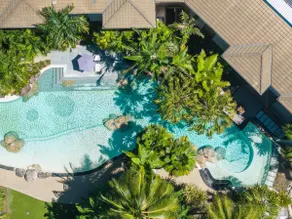 Top-Floor Apartment: 9 Pools, Gym & BBQ Oasis - Image 4