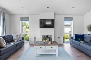 Poppy, 5 Roadford Lakes Lodges - Image 4