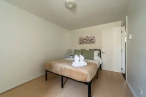 Cozy 2BR Apt near Downtown Free Parking and Wi Fi - Image 3