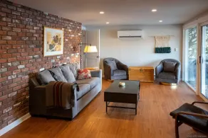 Spacious Lakeside Hideaway - Image 3