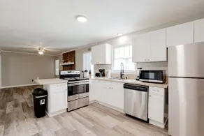 Mins to Lake Murray & Downtown! The Royal Retreat - Image 4
