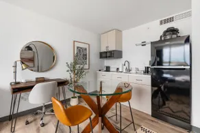 Studio w/ smart TV & desk | Upper Kirby | Lodgeur - Image 4