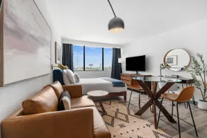 Studio w/ smart TV & desk | Upper Kirby | Lodgeur - Image 3