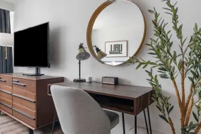 Studio w/ smart TV & desk | Upper Kirby | Lodgeur - Image 2