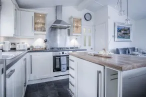 1 Manor Lodge - 3 Bedroom Lodge - Pendine - Image 4
