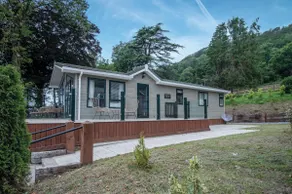 1 Manor Lodge - 3 Bedroom Lodge - Pendine - Image 3