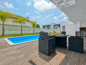 Vita Portucale ! Chic Luxe Villa with Saltwater Pool - Image 4