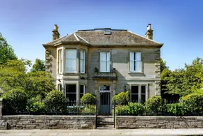 Private and Prestigious Luxury Home - Image 2