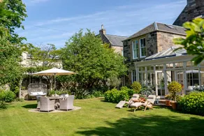 Private and Prestigious Luxury Home - Image 5