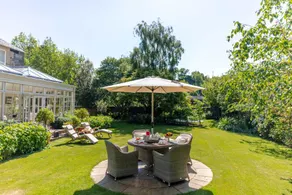 Private and Prestigious Luxury Home - Image 4