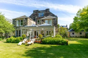 Private and Prestigious Luxury Home - Image 3