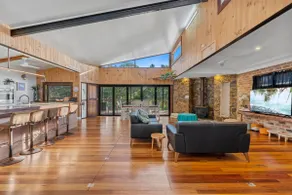 Large Beach Retreat with Ocean Breeze & Style - Image 4