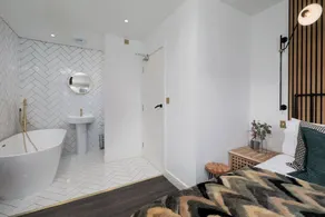 2 Free Park Space Driveway - Sleeps 8 (2 Ensuites) - Image 2