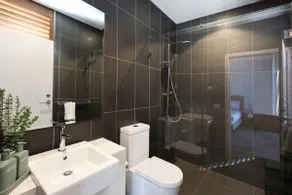 302 Penthouse Portarlington Waterfront Luxury sleeping 6 3 Queen Bedrooms 2 bathrooms Private Terrace Aircon and Heating - Image 4