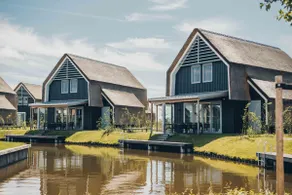 Luxury Waterfront Villa in Heeg for 6 Guests with Private Dock & Direct Access to the Heegermeer - Image 2