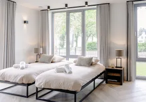 4-Bed Apartment | Kitchen + Free Parking - Image 3