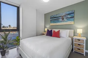 Docklands Waterfront Elegance with Cityscape Views - Image 4