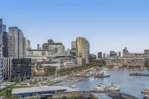 Docklands Waterfront Elegance with Cityscape Views - Image 2