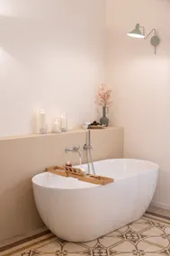 Luxury apartment with a bathtub in the room - Image 4
