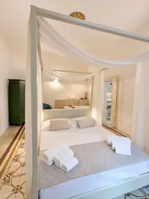 Luxury apartment with a bathtub in the room - Image 2