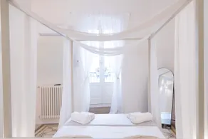 Luxury apartment with a bathtub in the room - Image 3