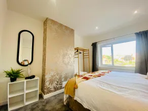 Isleworth House with Garden & private parking - Image 4