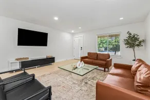 5 Bedroom house in prime location by the village - Image 4