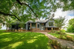 Navigate Stays one-of-a-kind Waterfront Retreat - Image 4