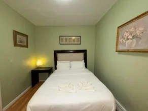 Not The Four Seasons 2 queen beds - Image 2