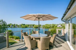 Gorgeous 4 bedroom Cotswolds home with lake view - Image 2