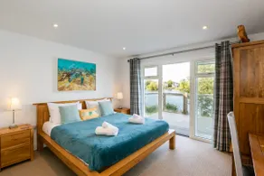 Gorgeous 4 bedroom Cotswolds home with lake view - Image 5