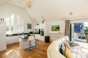 Gorgeous 4 bedroom Cotswolds home with lake view - Image 3