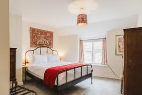 Charming Cotswolds Retreat in the Heart of Dursley - Image 3