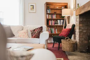 Charming Cotswolds Retreat in the Heart of Dursley - Image 4