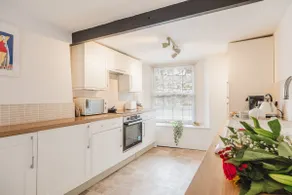 Charming Cotswolds Retreat in the Heart of Dursley - Image 2