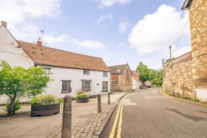 Charming Cotswolds Retreat in the Heart of Dursley - Image 5