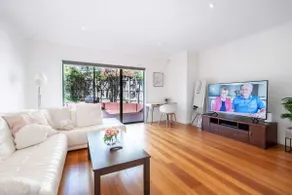 Spacious 3B 3 Lounges Modern townhouse - Image 2