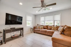 Family Retreat in Old Lyme Gated Miami Beach - Image 2
