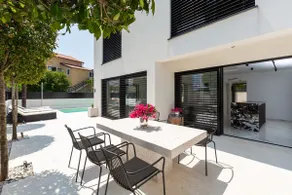 Ferienhaus mit Terrasse, privatem Pool und Garten | Panoramablick - Image 2