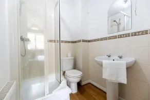 Professional Stays | 3-Bed House, Parking - Image 5