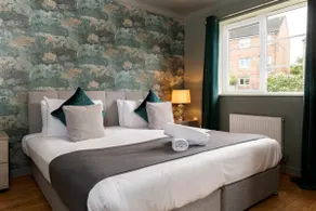 Professional Stays | 3-Bed House, Parking - Image 2
