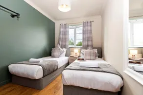 Professional Stays | 3-Bed House, Parking - Image 4