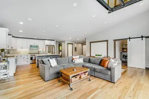 Riverside 4-bed home with stellar views & gameroom - Image 4