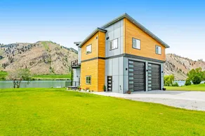 Riverside 4-bed home with stellar views & gameroom - Image 2