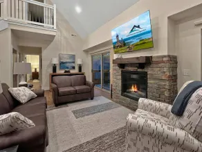 3BR Luxury Cabin, pools, fishing, clean family fun - Image 3