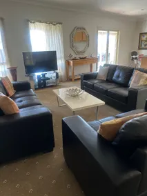 Spacious Williamstown Apartment with Free Parking - Image 2