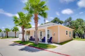 4 Mi to Rockport Beach Park: Home w/ Resort Perks - Image 2