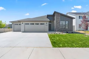 Spacious New 4BR - Single Level Home - Pool Access - Image 4